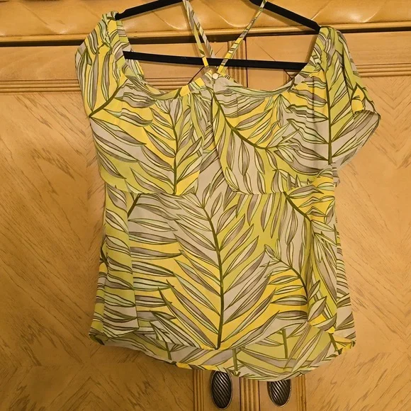 Apt. 9 Tropical print halter style cold shoulder top - Picture 5 of 8